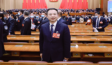 张天任代表参加第十四届全国人大一次会议